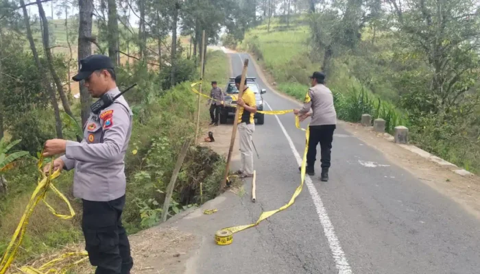 Polres Trenggalek Imbau Pengguna Jalan Waspadai Longsor di Jalur Alternatif Dompyong