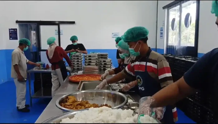 ​Sistem MBG Prasmanan Dinilai Bagus, SPPG Trenggalek Ingatkan Beda Tantangan Kota dan Desa