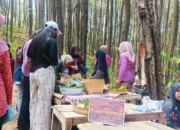 Unik Pasar Jadul Pangupo Jiwo Trenggalek, Belanja Pakai Koin Khusus di Tengah Hutan Pinus