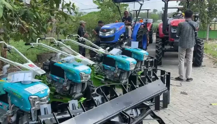 Percepat Pengolahan Lahan Pertanian, Petani di Trenggalek Terima Bantuan Traktor hingga Mesin Panen